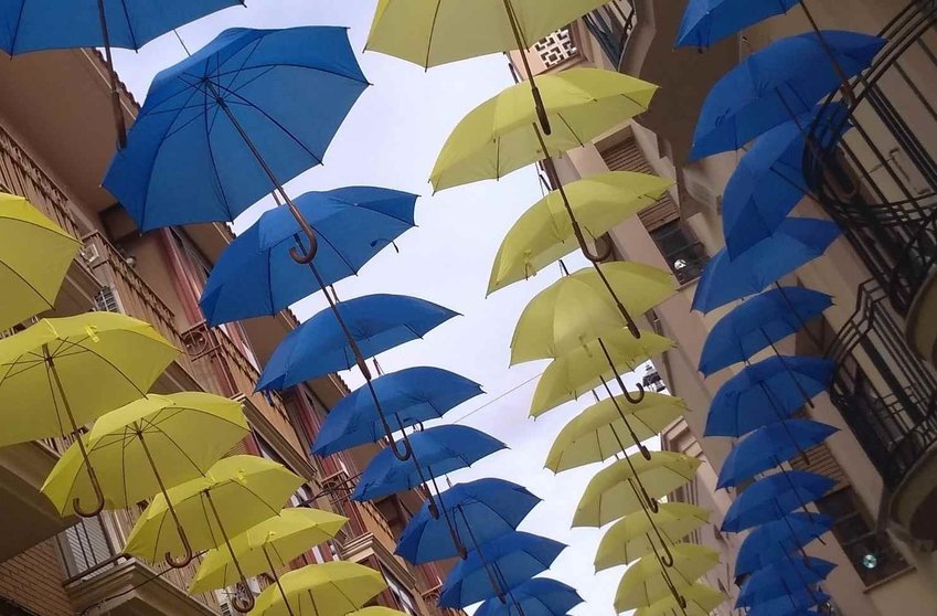 Valdepeñas recibe el verano paraguas en mano