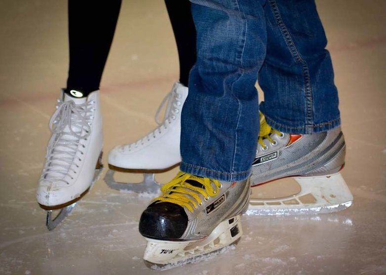 Una exhibición de patinaje artístico en el Día de la Región