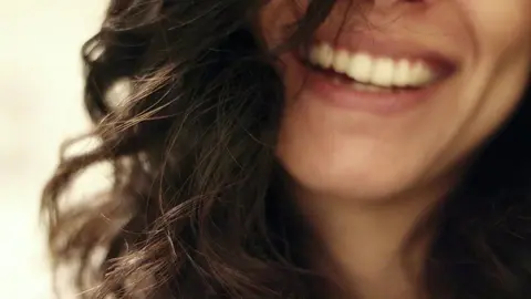 mujer riendo