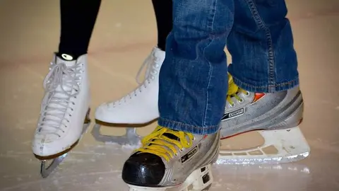 Una exhibición de patinaje artístico en el Día de la Región