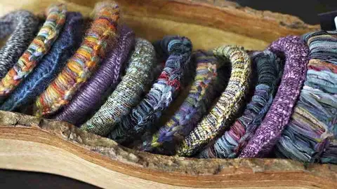 Un taller de pulseras en la Feria Renacentista de Mondéjar