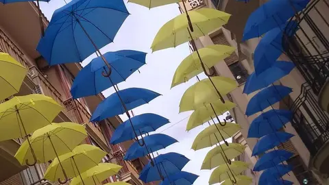 Valdepeñas recibe el verano paraguas en mano