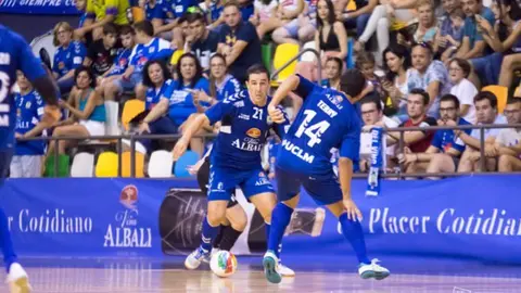 Jose Ruiz y Terry luchan por el esf&eacute;rico contra Levante en la pretemporada