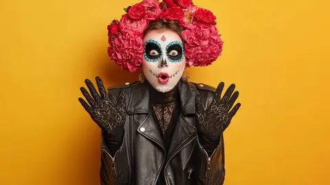 avergonzada-mujer-conmocionada-vestida-ropa-tradicional-o-atuendo-honrar-muertos-mexico-ha-abierto-boca-ampliamente-maquillaje-calavera-levanta-palmas-asombro (1) (1)