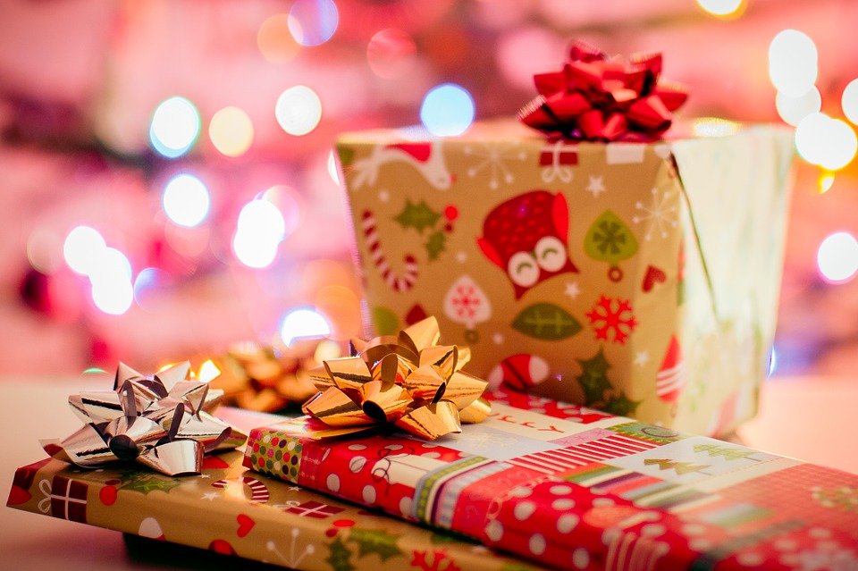 Regalos debajo del árbol de Navidad