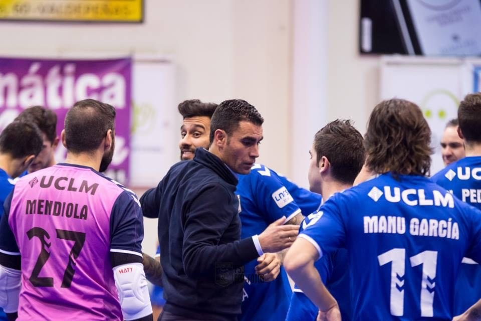 Joan Linares junto a la plantilla del F.S Valdepeñas