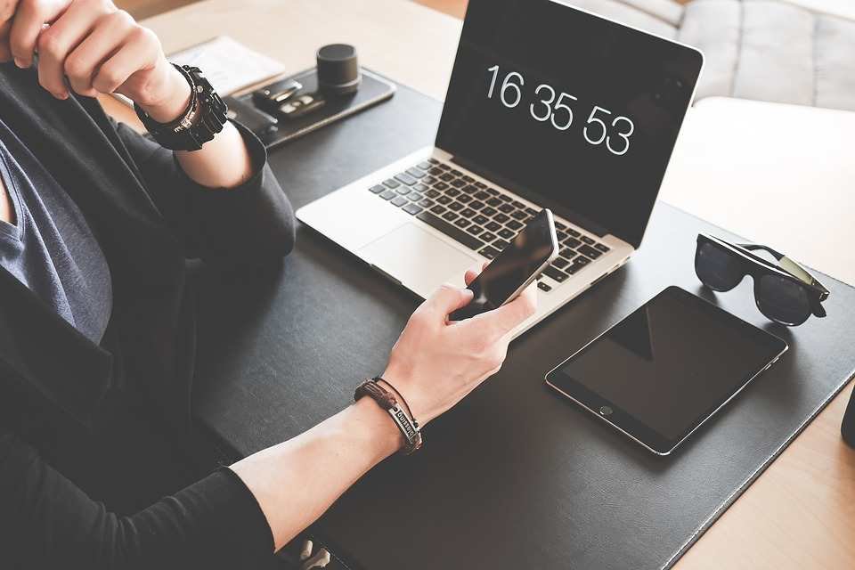Cambio de hora automático en dispositivos electrónicos