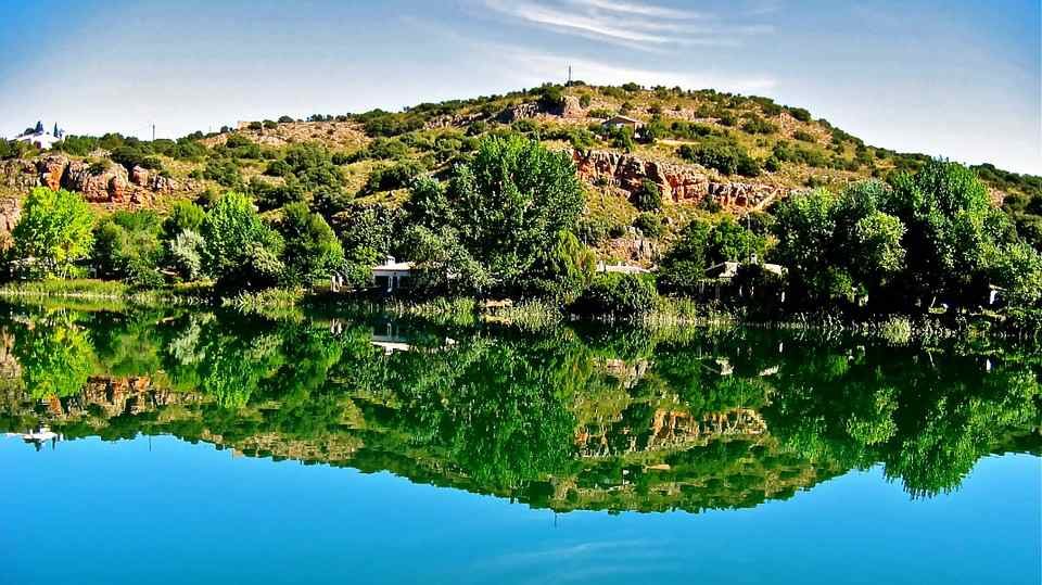 Lagunas de Ruidera, un paraje natural en La Mancha donde practicar ciclismo de montaña