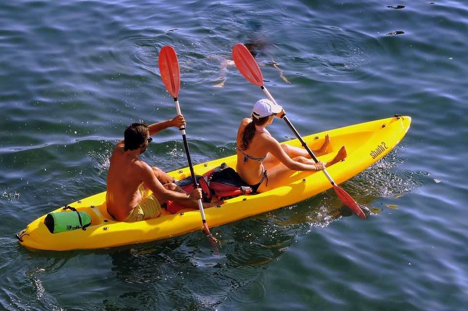 Actividades acuáticas como el kayak podrás practicar en Las Lagunas de Ruidera mientras estás de camping