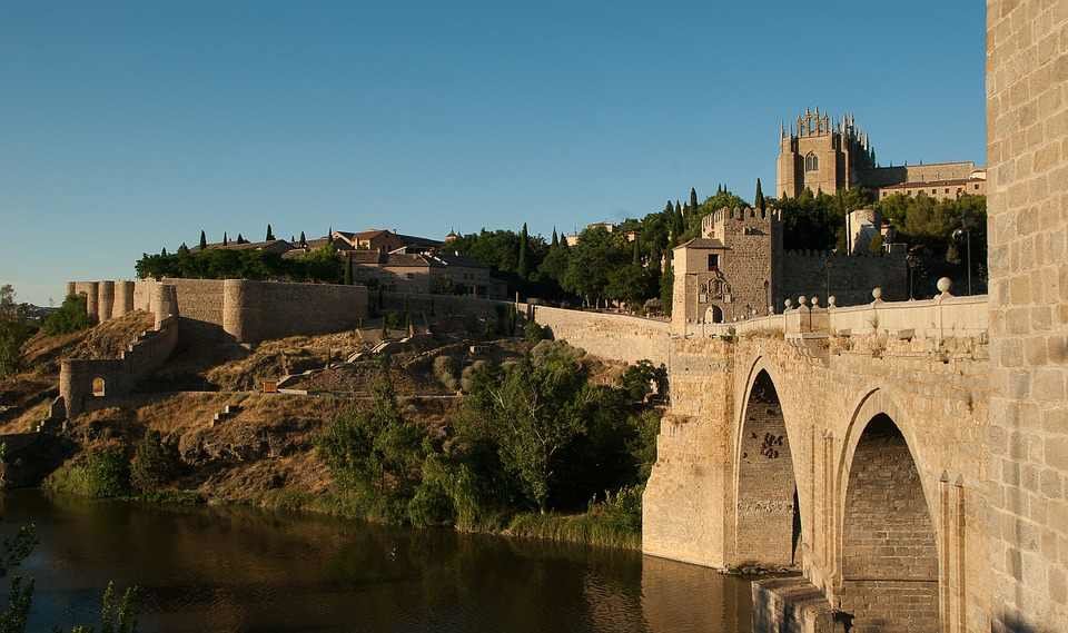 Muralla sobre el Puente de Alcántara en Toledo