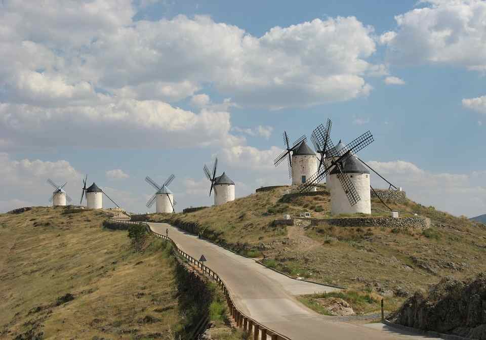 Fiesta de la Rosa del Azafrán en Consuegra: no dejes de visitar sus Molinos de Viento