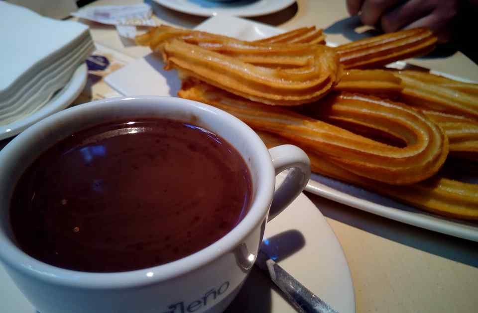 Feria Hellín 2018, merienda de chocolate con churros