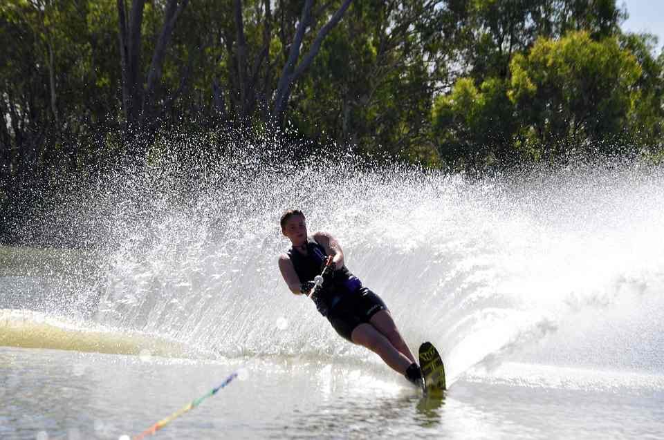 Puente del Pilar 2018, qué hacer en Castilla-La Mancha. Deportes acuáticos en el Embalse de Entrepeñas
