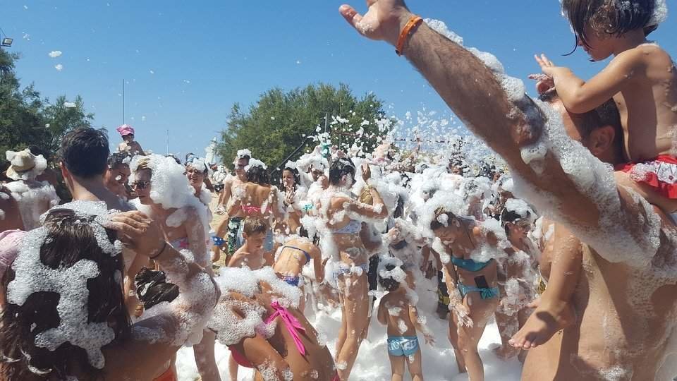 Fiesta de la espuma en La Solana